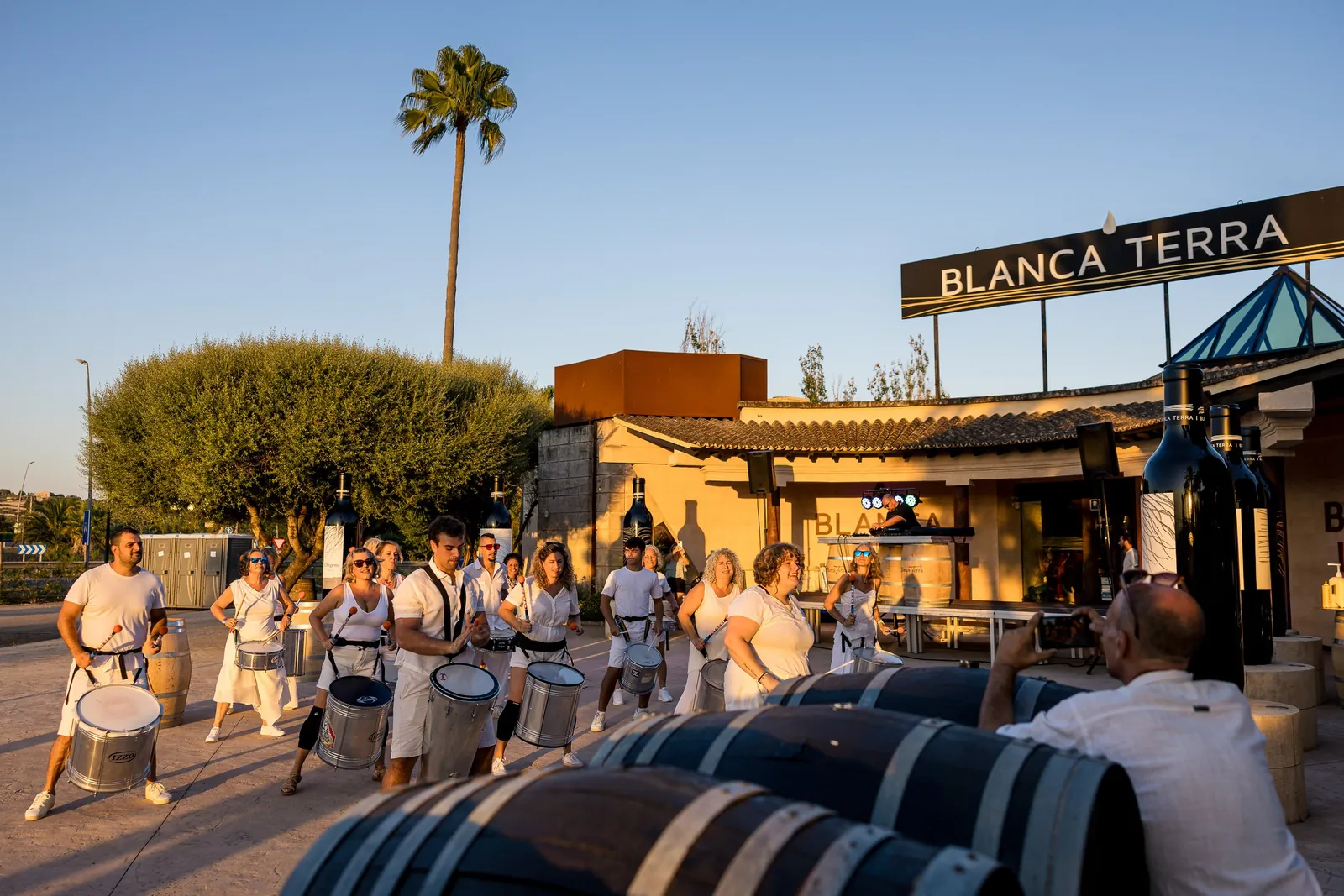 Batucada frente a la fachada de la bodega Blanca Terra durante un evento