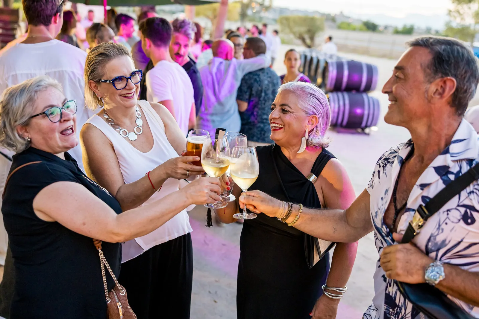 Brindis con vinos de Blanca Terra en una celebración en la bodega