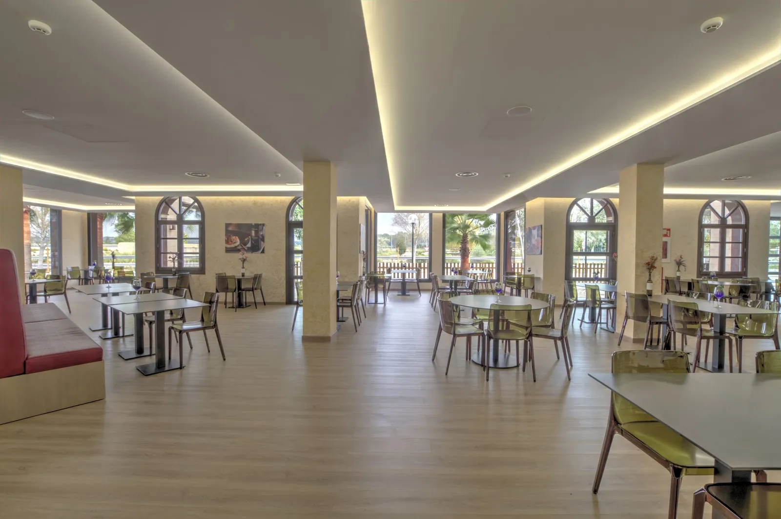 Comedor del restaurante Blanca Terra en Montuïri con ventanales al Pla de Mallorca