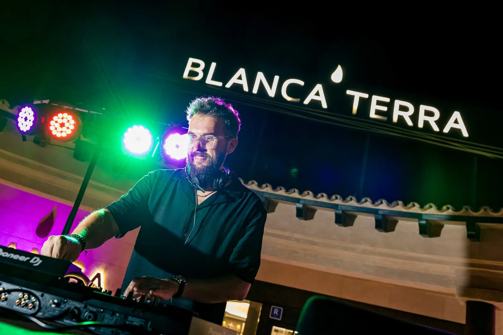 Sesión de DJ en un evento nocturno en la bodega Blanca Terra
