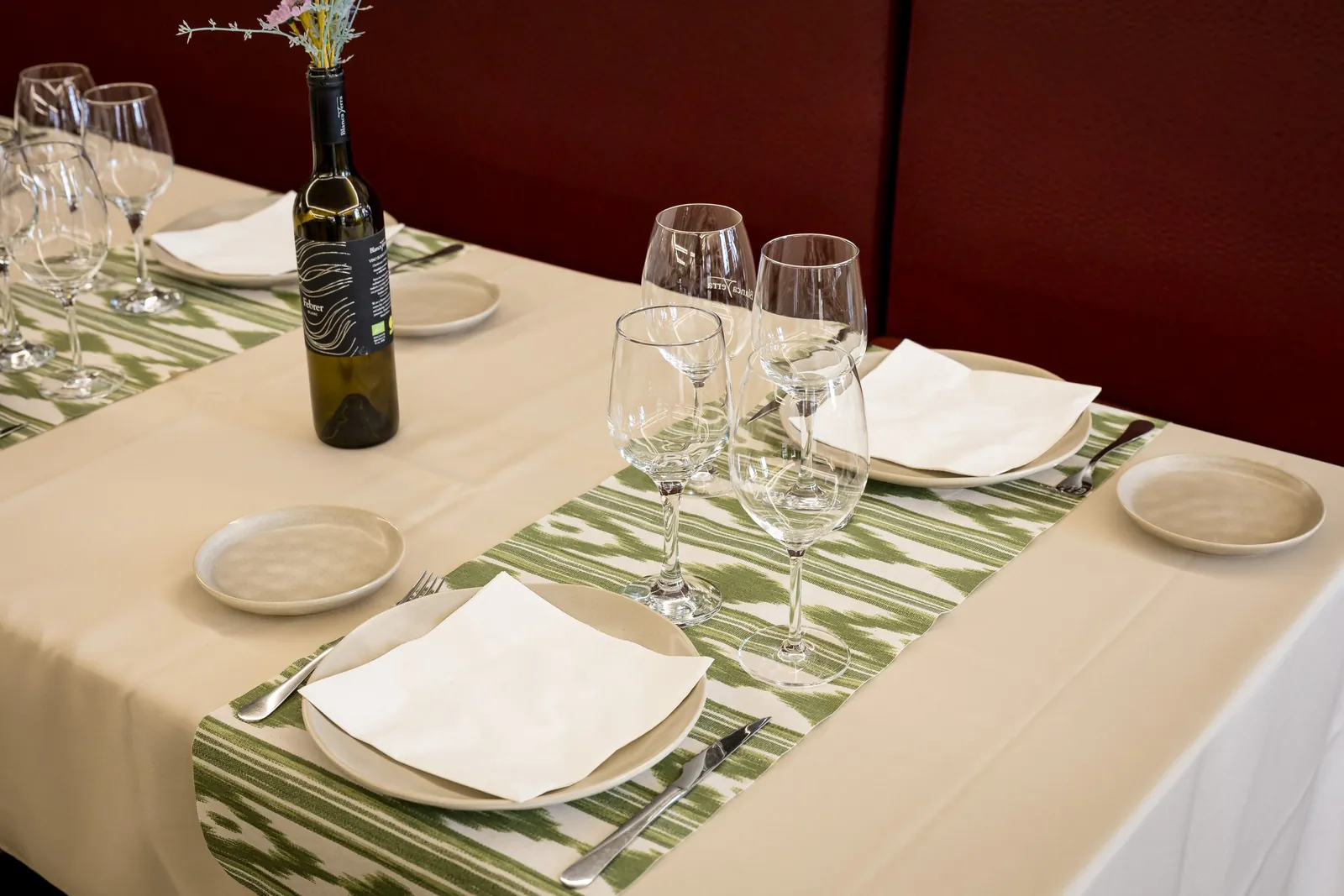 Mesa montada con copas de vino en el restaurante Blanca Terra