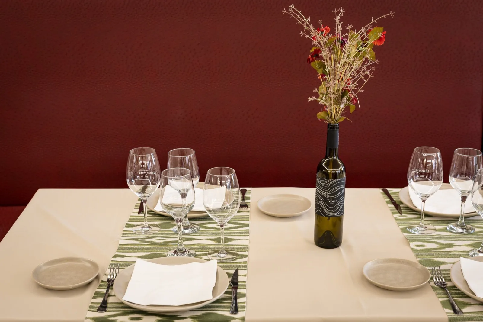 Mesa montada en el restaurante Blanca Terra Mesa montada en el restaurante Blanca Terra