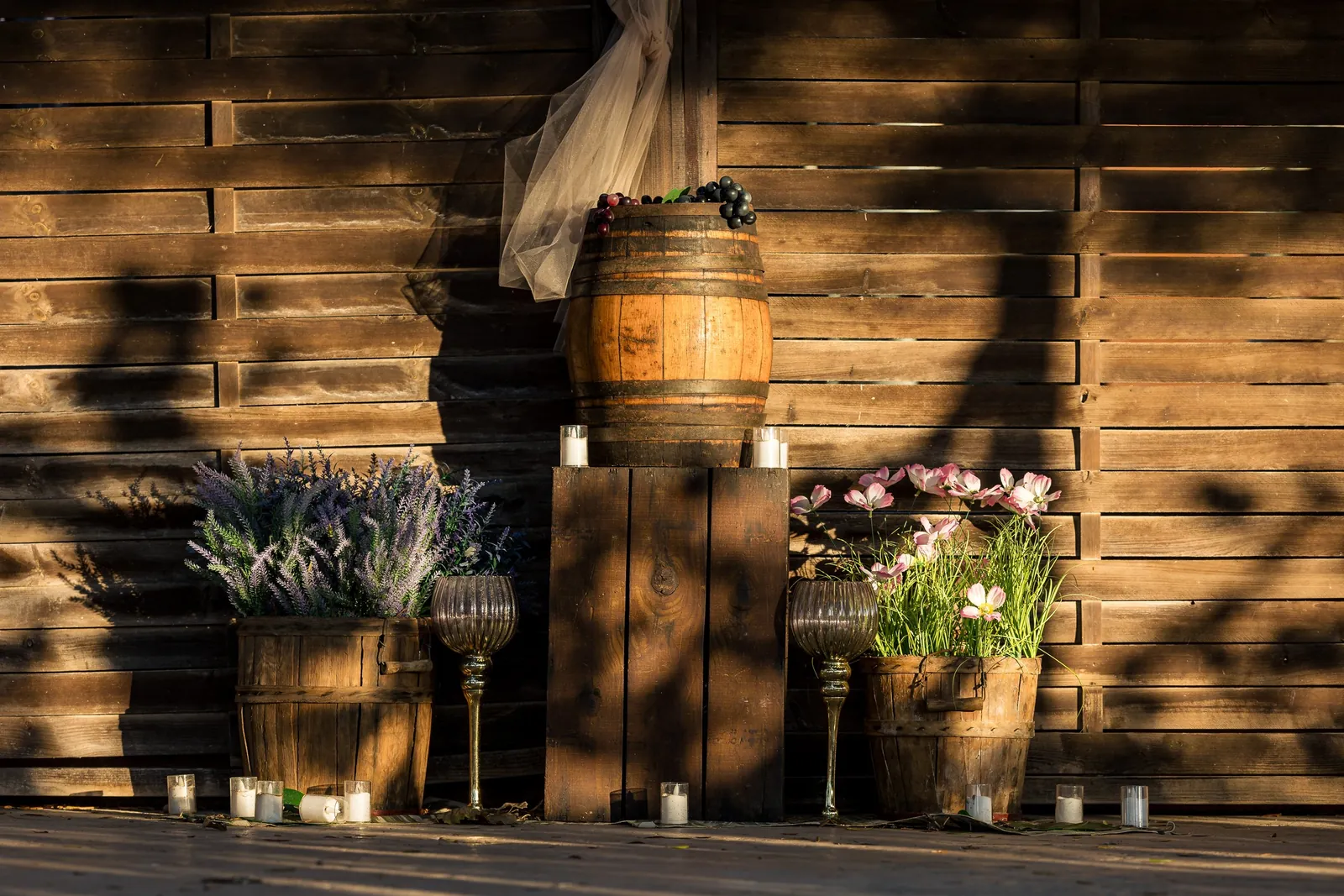 Rincón decorado con barrica y flores para un evento en Blanca Terra Rincón decorado con barrica y flores para un evento en Blanca Terra