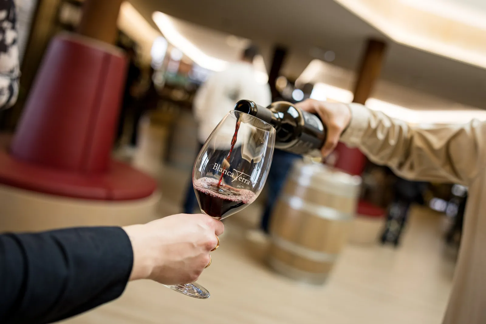 Servicio de vino tinto elaborado en la bodega Blanca Terra